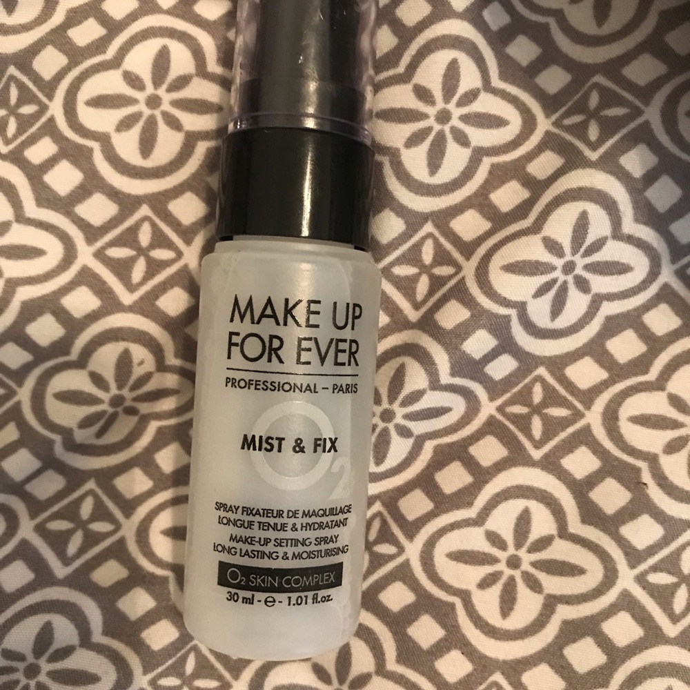 Make up forever mist and fix
